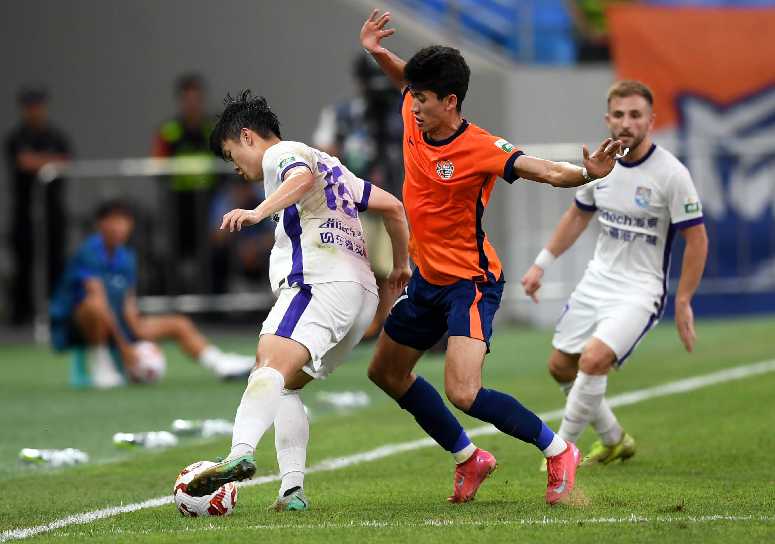 旗下的任何 旗下的任何