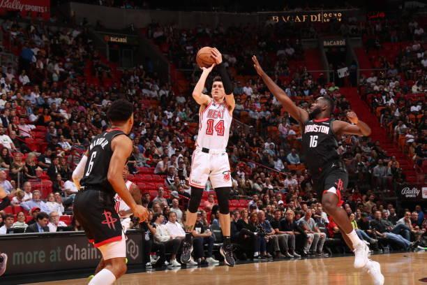 了她对年轻 了她对年轻